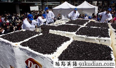 趣圖妙語:世界上最大的冰淇淋蛋糕