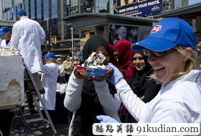 趣圖妙語:世界上最大的冰淇淋蛋糕