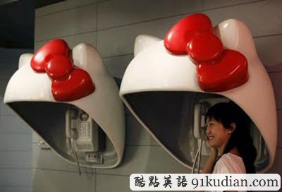 趣圖妙語:各國的奇妙電話亭