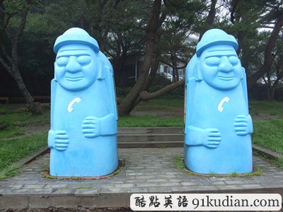 趣圖妙語(yǔ):各國(guó)的奇妙電話亭