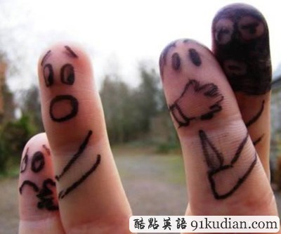 趣圖妙語:指間作畫手指也很有愛!