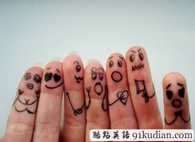 趣圖妙語:指間作畫手指也很有愛!