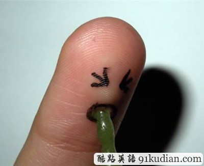 趣圖妙語:指間作畫手指也很有愛!