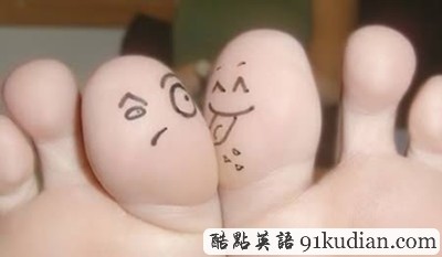 趣圖妙語:指間作畫手指也很有愛!