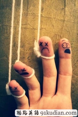 趣圖妙語:指間作畫手指也很有愛!