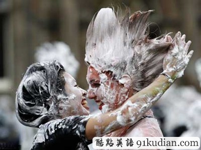 大千世界:蘇格蘭大學城上演泡沫大戰(zhàn)