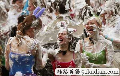 大千世界:蘇格蘭大學(xué)城上演泡沫大戰(zhàn)