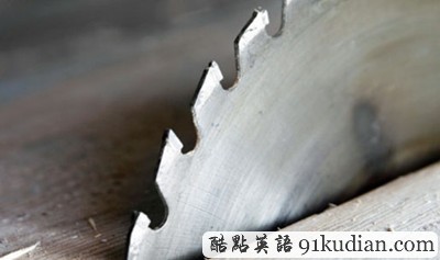 大千世界:男子鋸掉左腳逃避工作