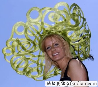 趣圖妙語:時(shí)尚大比拼 帽子也瘋狂