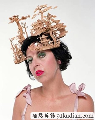 趣圖妙語(yǔ):時(shí)尚大比拼 帽子也瘋狂