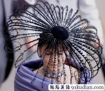 趣圖妙語:時尚大比拼 帽子也瘋狂