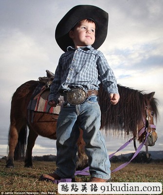 澳洲兩歲男孩成世界最小牛仔