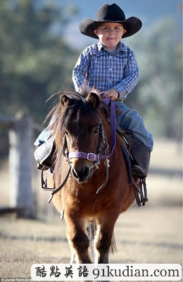 澳洲兩歲男孩成世界最小牛仔