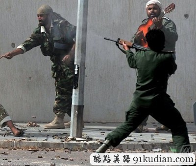 激烈交火中利比亞士兵淡定彈吉他