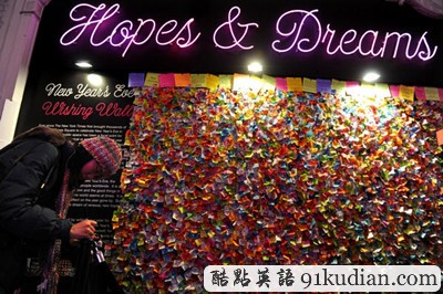 新年前夜紐約許愿墻五彩紛呈