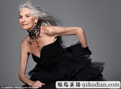 英國(guó)83歲超模魅力不減 氣場(chǎng)不遜嫩模