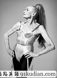 英國83歲超模魅力不減 氣場不遜嫩模