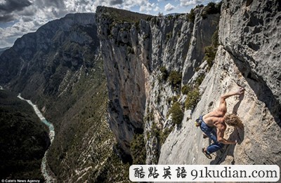 視覺挑戰(zhàn)!23歲外國男子徒手懸掛500英尺懸崖