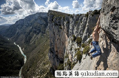 視覺挑戰(zhàn)!23歲外國男子徒手懸掛500英尺懸崖