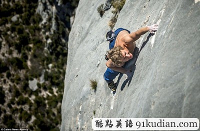視覺挑戰(zhàn)!23歲外國男子徒手懸掛500英尺懸崖