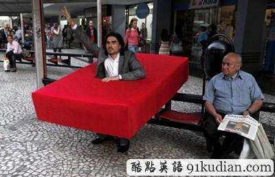 趣圖妙語:男子奇裝異服旨在呼吁環(huán)保