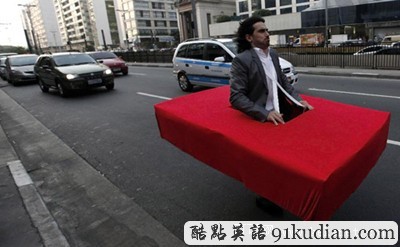 趣圖妙語:男子奇裝異服旨在呼吁環(huán)保