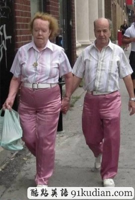 趣圖妙語:別樣的情侶裝讓你捧腹