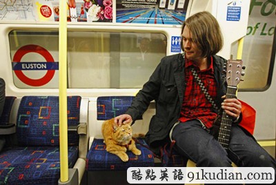 趣圖妙語:街頭藝貓Bob 和主人在一起