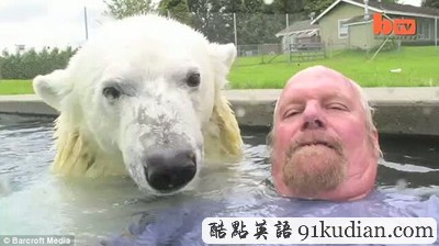 相親相愛:北極熊和飼養(yǎng)員的快樂生活