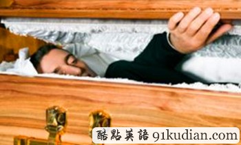 世界上最歡樂的葬禮:埃及男子起死回生