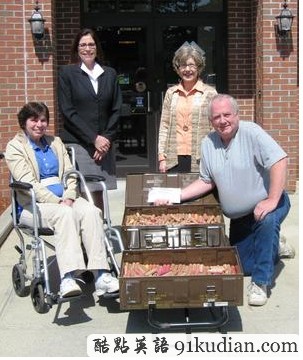 大千世界:男子35年攢硬幣繳房貸